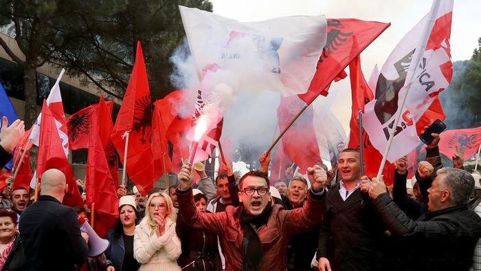 Καθεστωτικές κόντρες με φόντο τη διαφθορά και την εξαθλίωση