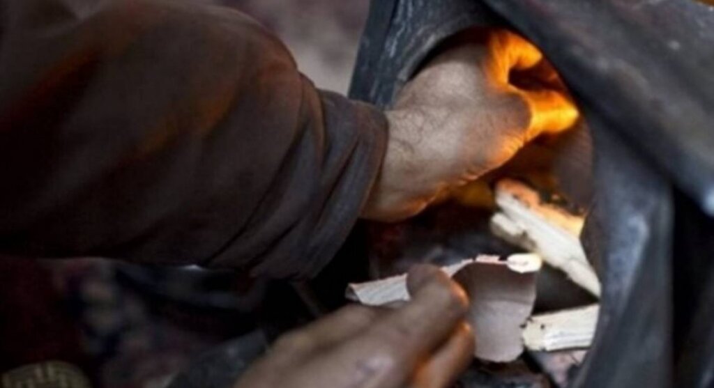 Κάηκαν 16 άνθρωποι σε ένα μήνα προσπαθώντας να ζεσταθούν στην Ελλάδα της …«ανάπτυξης»