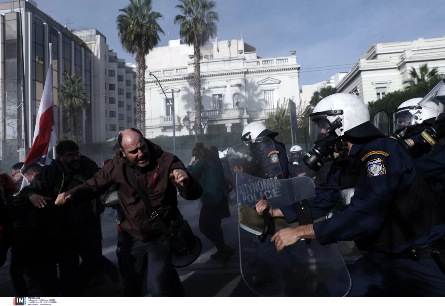 Εκπαιδευτικοί: Αντί για αυξήσεις στους μισθούς, ξύλο από τα ΜΑΤ