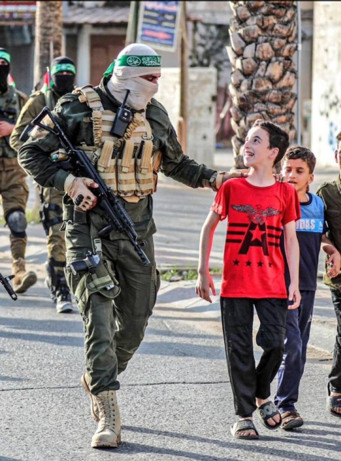 Δεν φεύγουμε από τα σπίτια μας κι ας μας κομματιάσουν, είμαστε με την Αντίσταση, θυσιαζόμαστε για την Παλαιστίνη