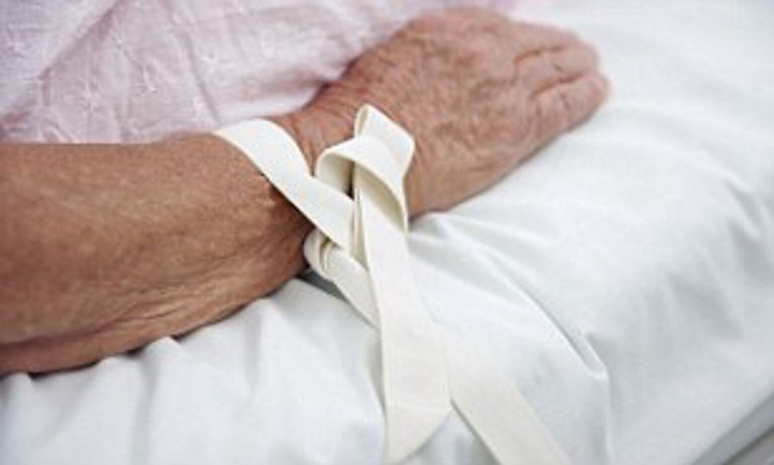 Δεν υπάρχει προσωπικό, δένουν τους ηλικιωμένους ασθενείς στα κρεβάτια