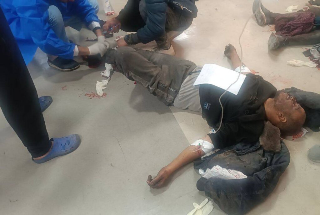 Aλεύρι βουτηγμένο στο αίμα: Νέα σφαγή αμάχων Παλαιστίνιων που περίμεναν λίγο αλεύριΜέσα στη νύχτα, στον κυκλικό κόμβο του Κουβέιτ στην πόλη της Γάζας