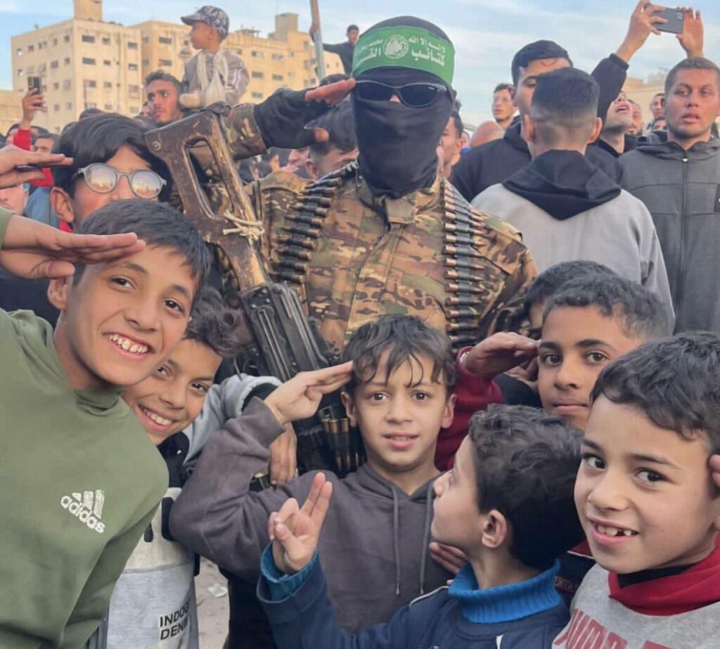 Παραλήρημα νίκης στο κέντρο της Πόλης της Γάζας, στην περιοχή των κυβερνητικών κτιρίωνΕκεί έγινε η παράδοση των τριών πρώτων αιχμαλώτων από τις Ταξιαρχίες Αλ-Κασάμ