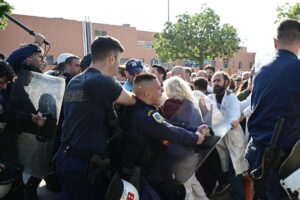 ΜΑΤ και χημικά ενάντια στους υγειονομικούς στο «Αττικόν»