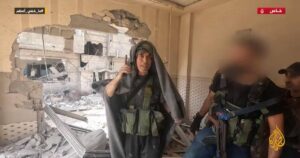 «Και για την κόκκινη ελευθερία υπάρχει μια πόρτα, που τη χτυπά κάθε χέρι λουσμένο στο αίμα»