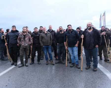 «Κατσούνα και πάλι στου μπάτσου το κεφάλι»