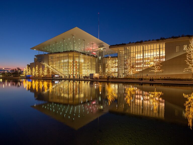 Συνθήκες εργασιακού κάτεργου στο «Κέντρο Πολιτισμού Σταύρος Νιάρχος» καταγγέλλουν οι εργαζόμενοι της Λυρικής ΣκηνήςΑκραία ενταντικοποίηση, χορευτές που χορεύουν ως τα 67 τους χρόνια (!) ελαστικές σχέσεις εργασίας, εργατικά ατυχήματα, απαξίωση, συνδικαλιστικές διώξεις, πειθαρχικά..