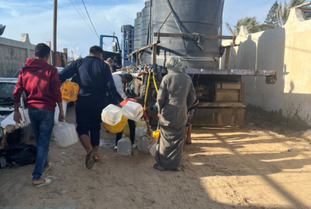 Καθημερινή δίψα εν μέσω σκηνών και ερειπίων: Μια «τραχιά και αμμώδης διαδρομή» για τους εκτοπισμένους της Γάζας