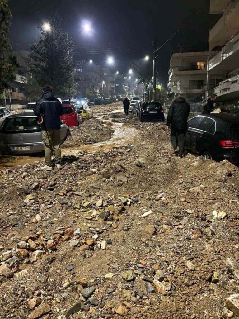 Το βουνό κατέβηκε αυτή τη φορά στη Γλυφάδα – Ενας θάνατος και μεγάλες καταστροφέςΑν η απαίτηση για ουσιαστική αντιπλημμυρική προστασία, που ξεκινάει από τα βουνά, δε γίνει οργισμένη λαϊκή απαίτηση, θα είμαστε διαρκώς στο ίδιο έργο θεατές