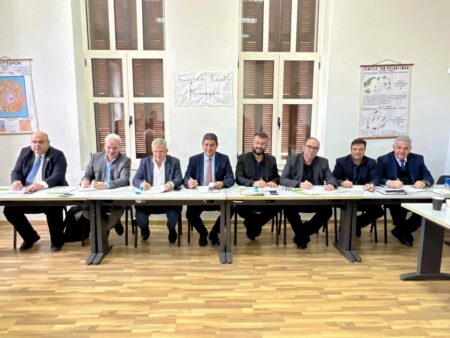 Ο Μητσοτάκης, αφού πρώτα ξεφτιλίστηκε, διέταξε τον Αυγενάκη να αποσυρθεί στα «πιτ»