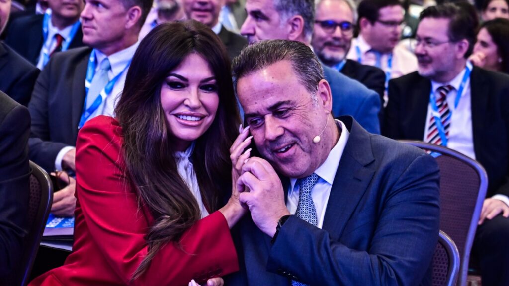 Η Κίμπερλι, ένας λομπίστας και ένας ελληνικός καπιταλιστικός όμιλος