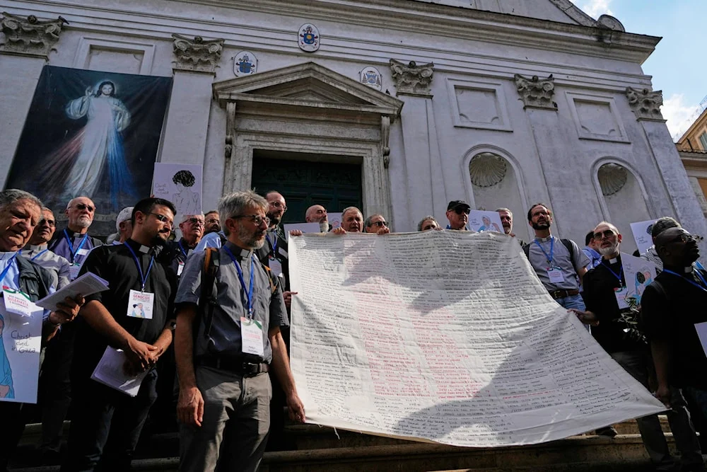 Καθολικοί κληρικοί έκαναν πορεία προς το Βατικανό, απαιτώντας τον τερματισμό της γενοκτονίας στη Γάζα