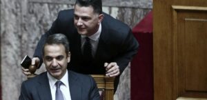 Ο αυτοκρατορίσκος Μητσοτάκης και ο «εθελοντής» αυλικός του